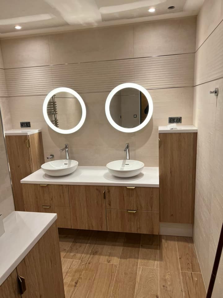 Meuble double vasque avec miroirs et meubles colonnes